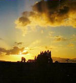 Sonnenuntergang über den Ruinen von Whitby Abbey/ engl. Ostküste (Foto: kuec)