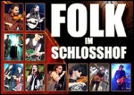 Folk_im_Schlosshof
